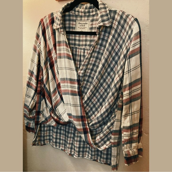 Abercrombie & Fitch Twist Front Top - Picture 1 of 10